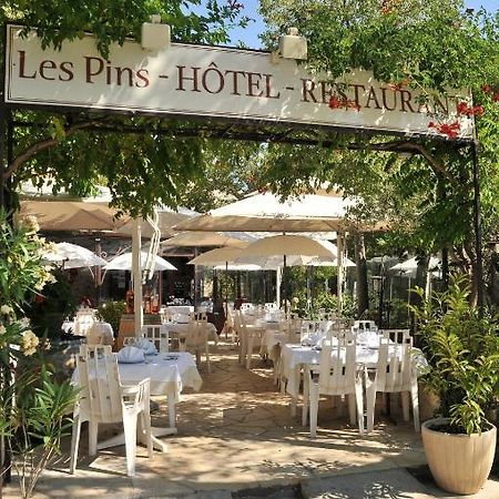 Les Pins Restaurant Et Chambre D'Hotes Sillans-la Cascade Luaran gambar