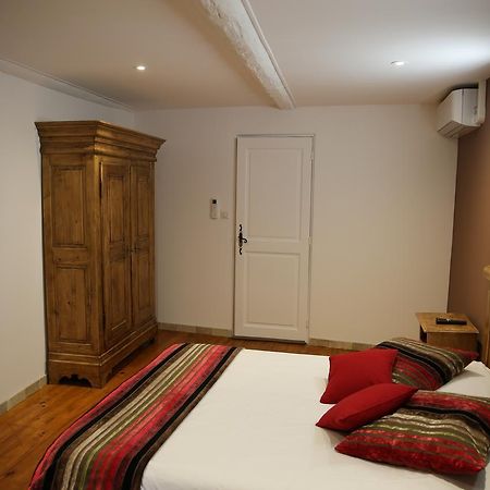 Les Pins Restaurant Et Chambre D'Hotes Sillans-la Cascade Luaran gambar
