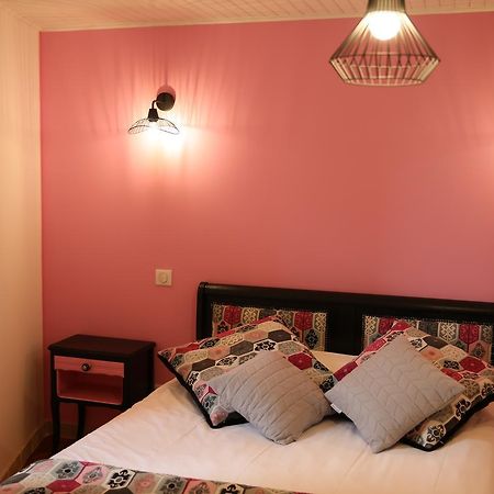 Les Pins Restaurant Et Chambre D'Hotes Sillans-la Cascade Luaran gambar