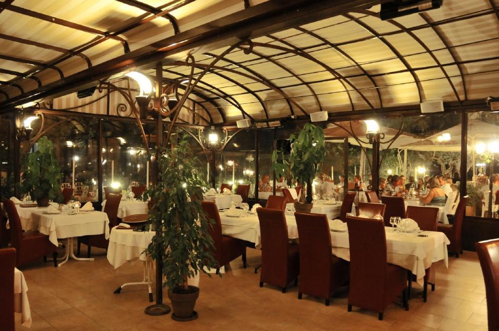 Les Pins Restaurant Et Chambre D'Hotes Sillans-la Cascade Luaran gambar