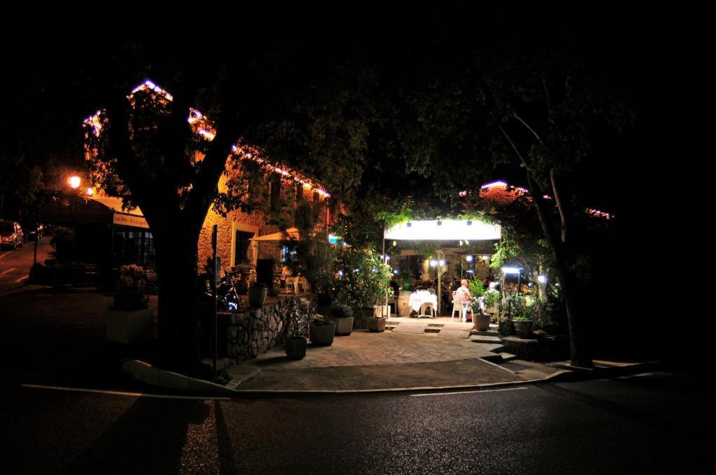 Les Pins Restaurant Et Chambre D'Hotes Sillans-la Cascade Luaran gambar