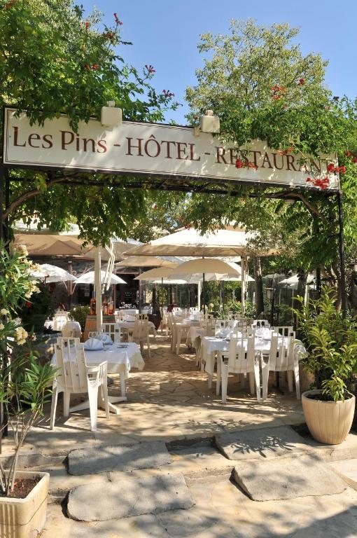 Les Pins Restaurant Et Chambre D'Hotes Sillans-la Cascade Luaran gambar