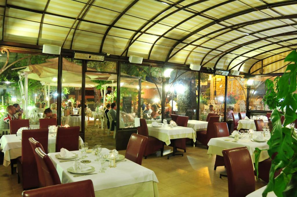 Les Pins Restaurant Et Chambre D'Hotes Sillans-la Cascade Luaran gambar