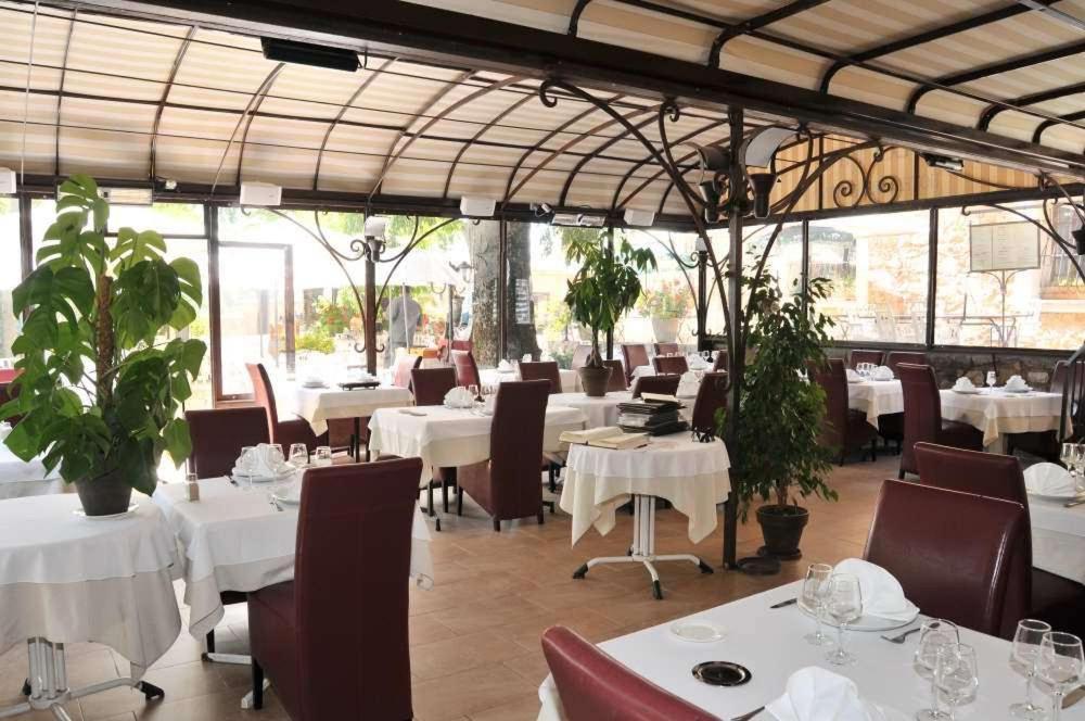 Les Pins Restaurant Et Chambre D'Hotes Sillans-la Cascade Luaran gambar