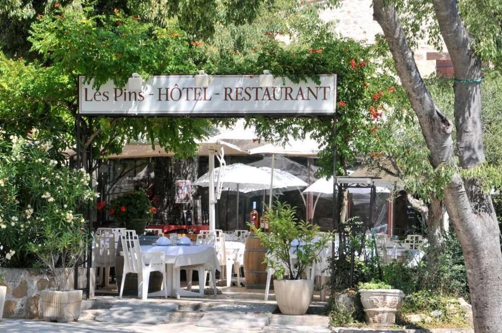 Les Pins Restaurant Et Chambre D'Hotes Sillans-la Cascade Luaran gambar