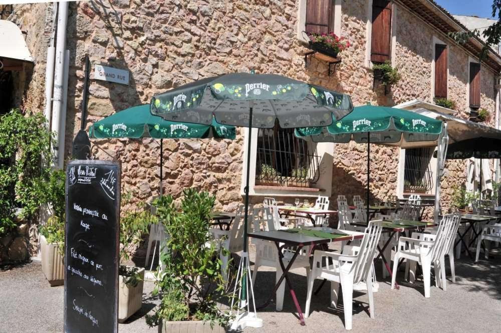 Les Pins Restaurant Et Chambre D'Hotes Sillans-la Cascade Luaran gambar