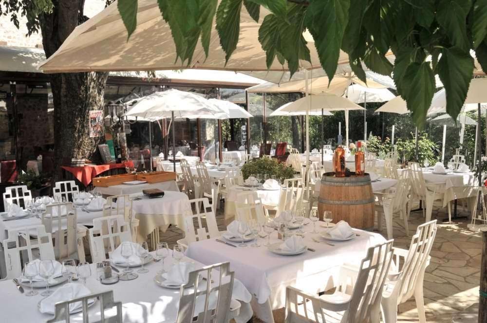 Les Pins Restaurant Et Chambre D'Hotes Sillans-la Cascade Luaran gambar