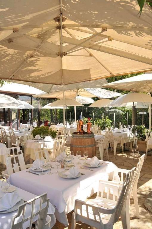 Les Pins Restaurant Et Chambre D'Hotes Sillans-la Cascade Luaran gambar