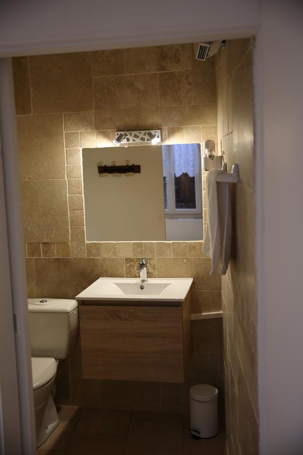 Les Pins Restaurant Et Chambre D'Hotes Sillans-la Cascade Luaran gambar