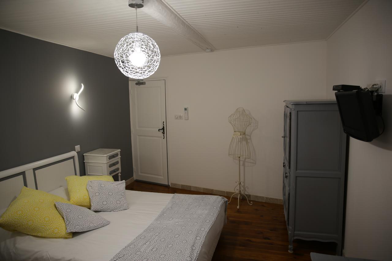 Les Pins Restaurant Et Chambre D'Hotes Sillans-la Cascade Luaran gambar