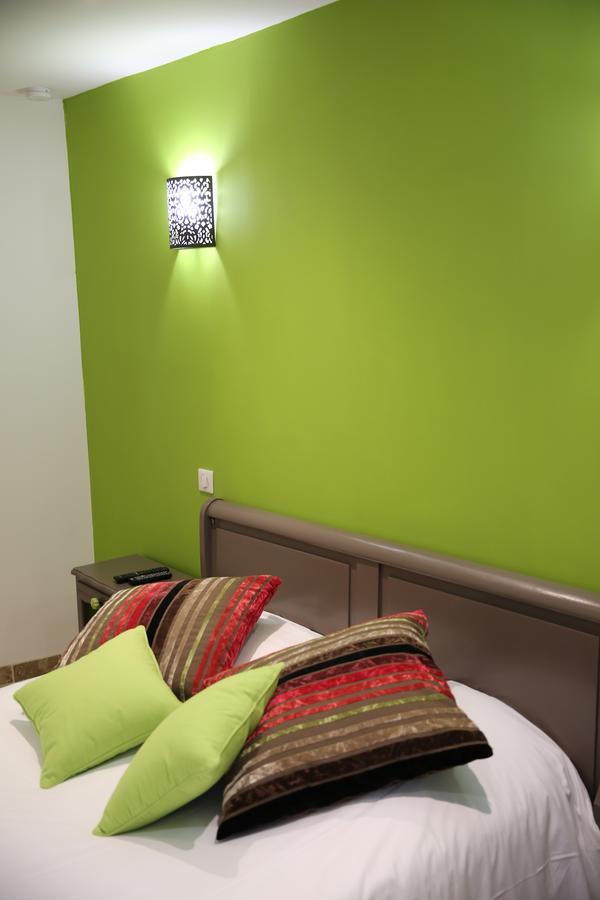 Les Pins Restaurant Et Chambre D'Hotes Sillans-la Cascade Luaran gambar
