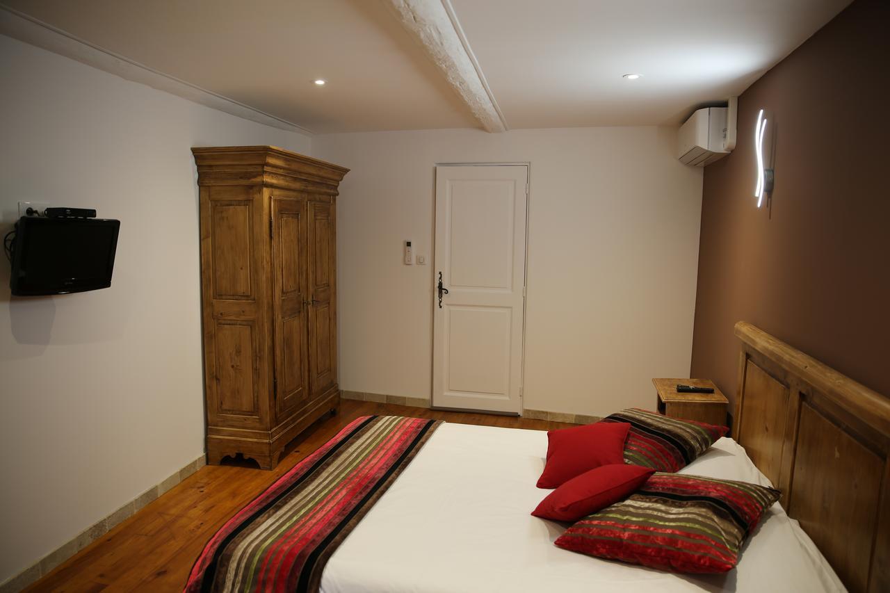 Les Pins Restaurant Et Chambre D'Hotes Sillans-la Cascade Luaran gambar