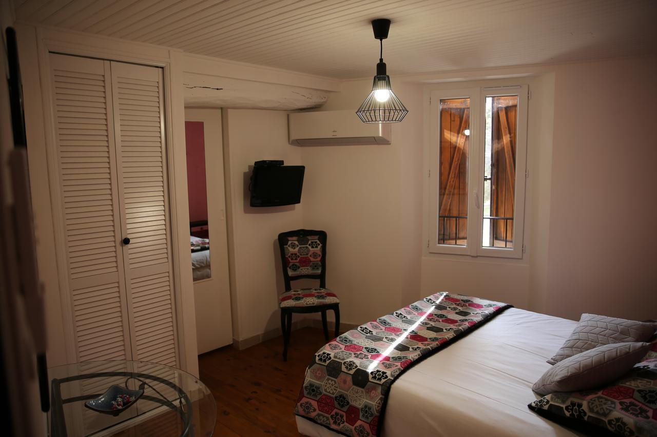 Les Pins Restaurant Et Chambre D'Hotes Sillans-la Cascade Luaran gambar