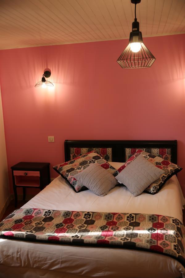 Les Pins Restaurant Et Chambre D'Hotes Sillans-la Cascade Luaran gambar
