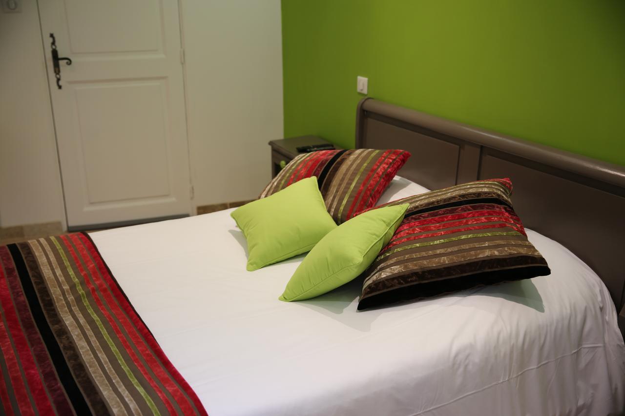 Les Pins Restaurant Et Chambre D'Hotes Sillans-la Cascade Luaran gambar