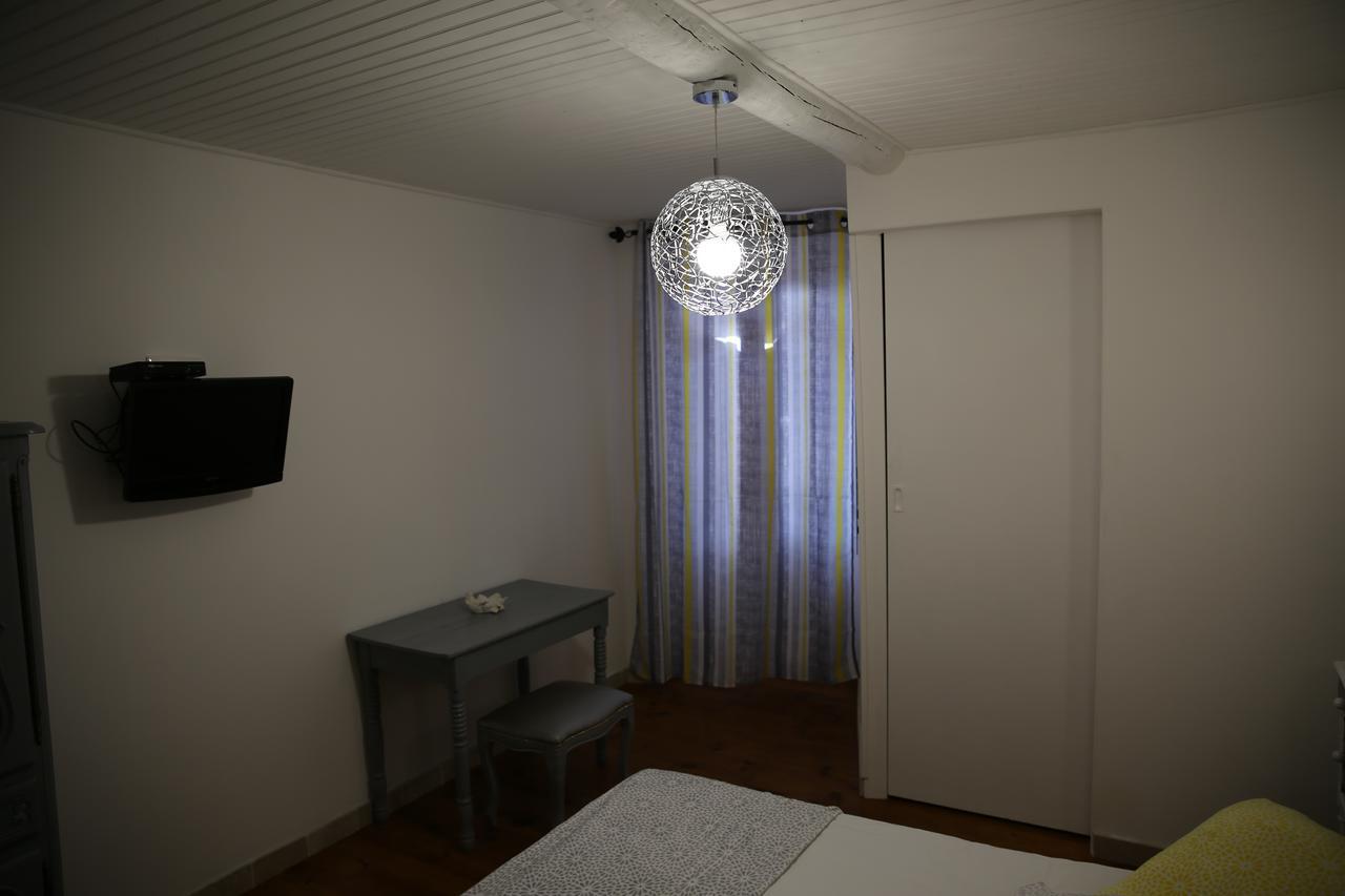 Les Pins Restaurant Et Chambre D'Hotes Sillans-la Cascade Luaran gambar