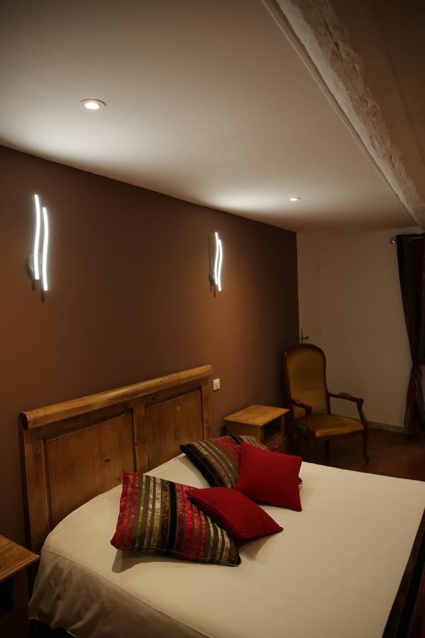 Les Pins Restaurant Et Chambre D'Hotes Sillans-la Cascade Luaran gambar