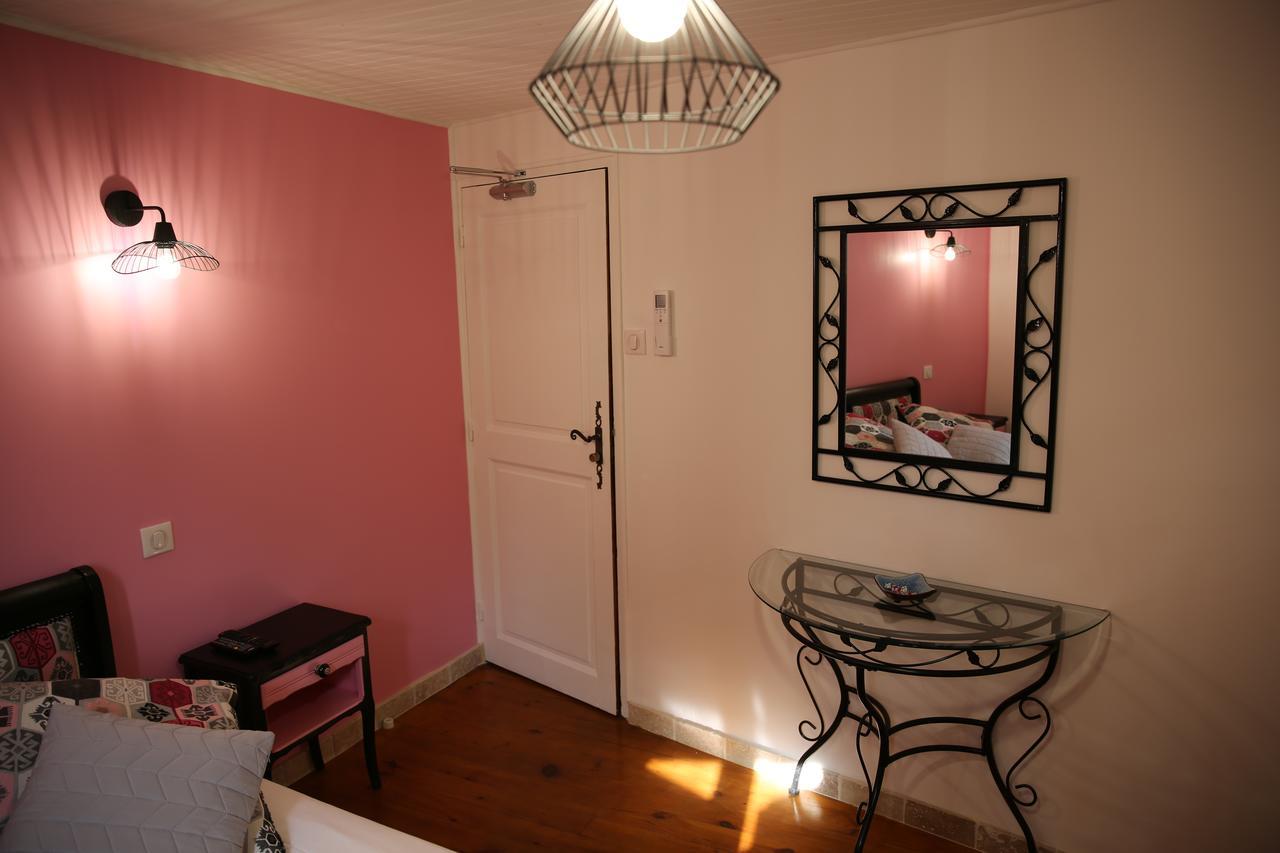 Les Pins Restaurant Et Chambre D'Hotes Sillans-la Cascade Luaran gambar