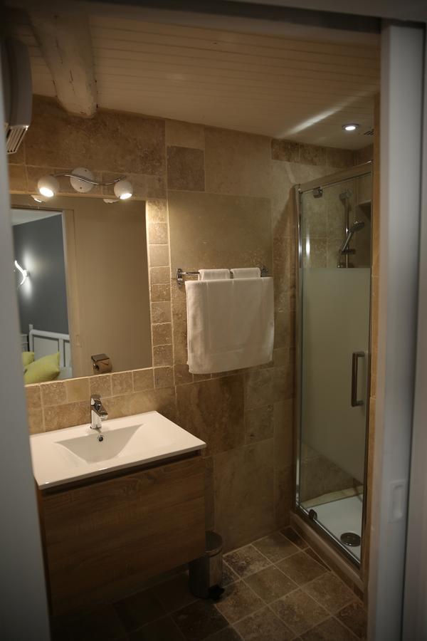 Les Pins Restaurant Et Chambre D'Hotes Sillans-la Cascade Luaran gambar